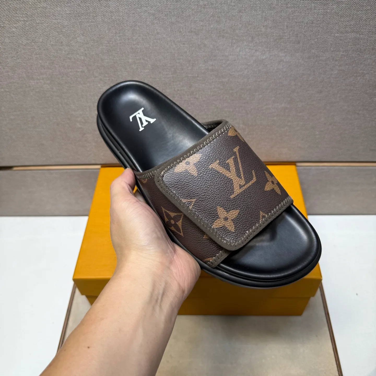 ⬛️Men's shoes 💰p320 [LV～] Men's casual slippers 2025z cabinet sales simultaneously 🔶Size: 38-44 #️⃣ 🔷3 colors🔜The upper is made of multi-material splicing ➕Genuine leather lining, comfortable and breathable, sole: original comfortable and wear-resistant outsole, ⚠️real thing📱photographed🎬real thing is better📢📢📢